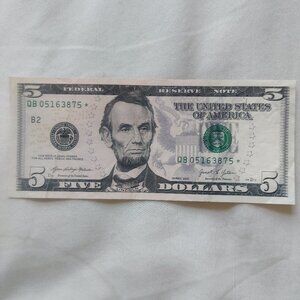 $5 dollar bill with star note